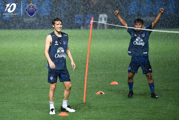 Cầu thủ đánh nguội Đình Trọng bị chủ tịch Buriram United nắm tóc chỉ bảo ngay trên sân tập - Ảnh 8.