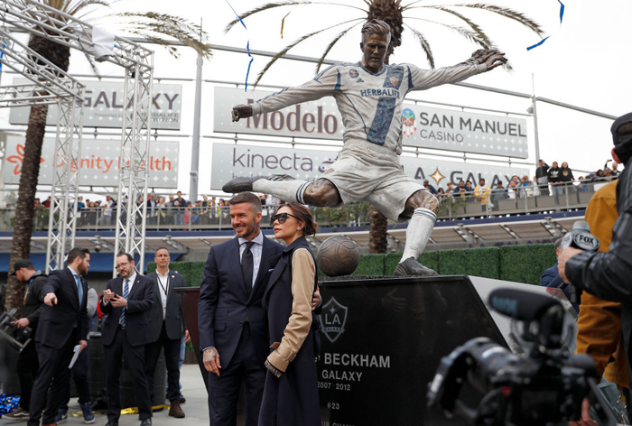 Bức tượng David Beckham chính thức được LA Galaxy trình làng - Ảnh 1.