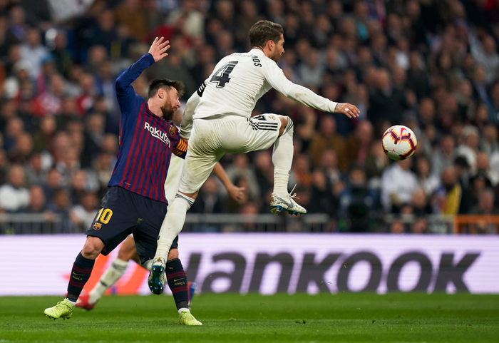 Đội trưởng Real Madrid ăn đòn sau khi liên tục chơi xấu với Messi - Ảnh 2.
