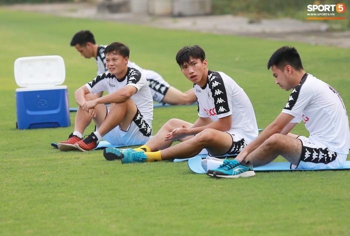 Duy Mạnh ngái ngủ ra sân tập sau chuyến đi dài cùng CLB Hà Nội - Ảnh 1.