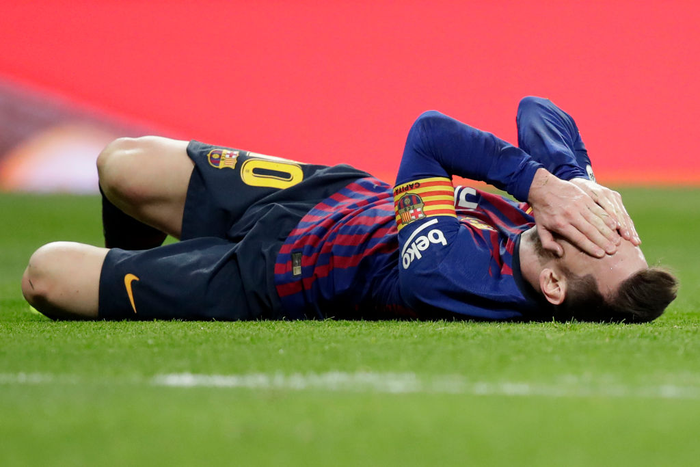 Đội trưởng Real Madrid ăn đòn sau khi liên tục chơi xấu với Messi - Ảnh 4.