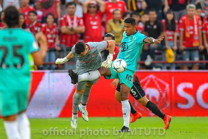 Báo Thái Lan: Cả đội Muangthong thi đấu tệ hại, chỉ riêng Đặng Văn Lâm là chơi tốt - Ảnh 3.