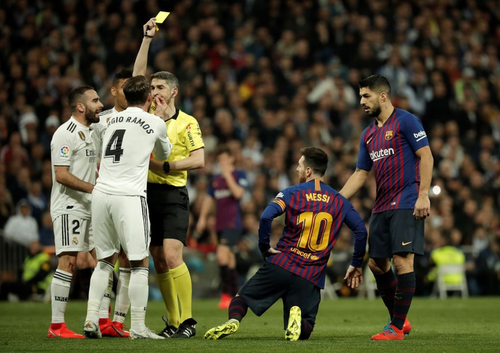 Đội trưởng Real Madrid ăn đòn sau khi liên tục chơi xấu với Messi - Ảnh 10.