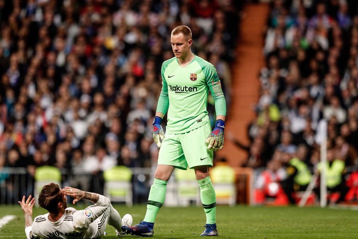 Đội trưởng Real Madrid ăn đòn sau khi liên tục chơi xấu với Messi - Ảnh 12.