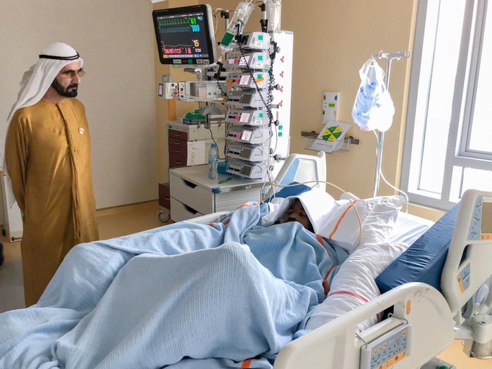 Sao trẻ UAE suýt mất mạng vì bị đối thủ đẩy ngã đập đầu vào cột đèn chiếu sáng - Ảnh 3.