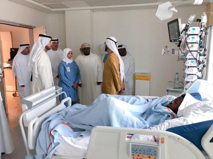 Sao trẻ UAE suýt mất mạng vì bị đối thủ đẩy ngã đập đầu vào cột đèn chiếu sáng - Ảnh 4.
