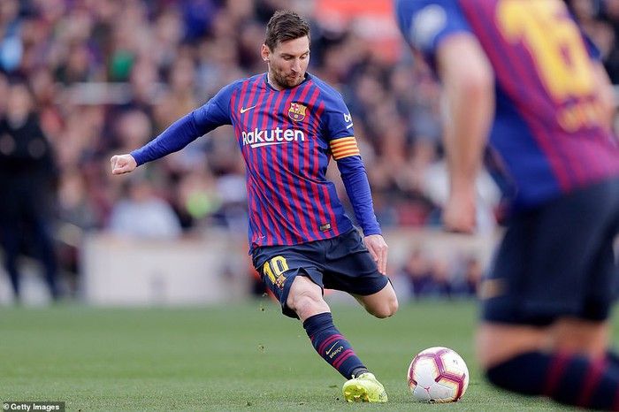 Messi lập siêu phẩm đá phạt kiểu panenka độc đáo - Ảnh 1.