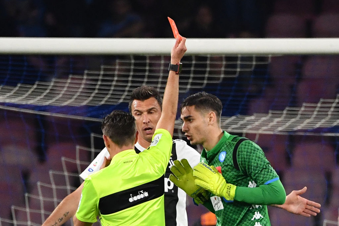 Ronaldo khiến thủ môn đội bạn nhận thẻ đỏ - Ảnh 3.