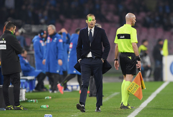 Hành động đáng lên án: Fan Napoli chiếu đèn laser cả vào mặt trọng tài và đồng đội Ronaldo - Ảnh 2.
