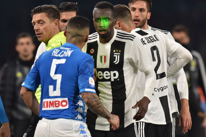 Hành động đáng lên án: Fan Napoli chiếu đèn laser cả vào mặt trọng tài và đồng đội Ronaldo - Ảnh 3.
