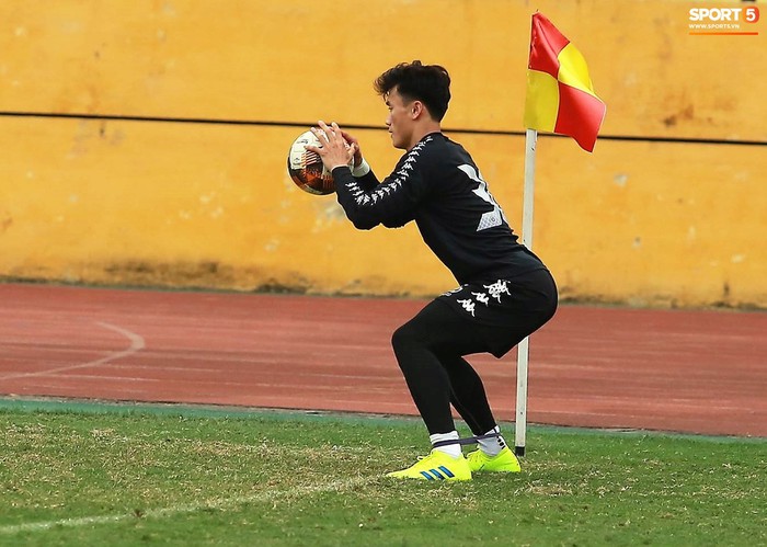 Tiến Dũng lặng lẽ tập hồi phục một mình trong ngày được triệu tập lên U23 Việt Nam - Ảnh 3.