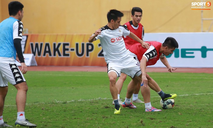 Tiến Dũng lặng lẽ tập hồi phục một mình trong ngày được triệu tập lên U23 Việt Nam - Ảnh 8.