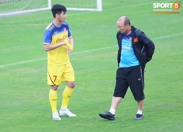 HLV Park Hang-seo dành sự quan tâm đặc biệt cho Tiến Linh trong buổi tập đầu tiên của tuyển U23 Việt Nam - Ảnh 2.