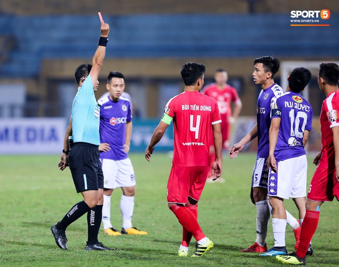 HLV Hà Nội FC: Quế Ngọc Hải xứng đáng nhận thẻ đỏ với 4 vết giày đinh hằn trên ống đồng Văn Kiên - Ảnh 3.