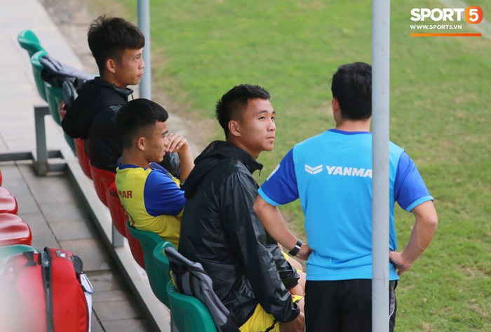 HLV Park Hang-seo dành sự quan tâm đặc biệt cho Tiến Linh trong buổi tập đầu tiên của tuyển U23 Việt Nam - Ảnh 4.