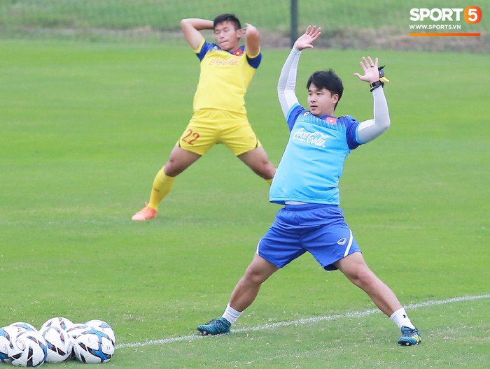 HLV Park Hang-seo dành sự quan tâm đặc biệt cho Tiến Linh trong buổi tập đầu tiên của tuyển U23 Việt Nam - Ảnh 6.
