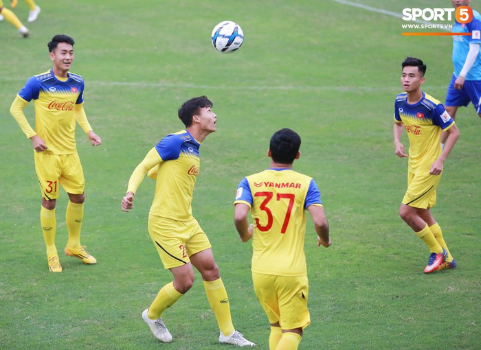 HLV Park Hang-seo dành sự quan tâm đặc biệt cho Tiến Linh trong buổi tập đầu tiên của tuyển U23 Việt Nam - Ảnh 7.