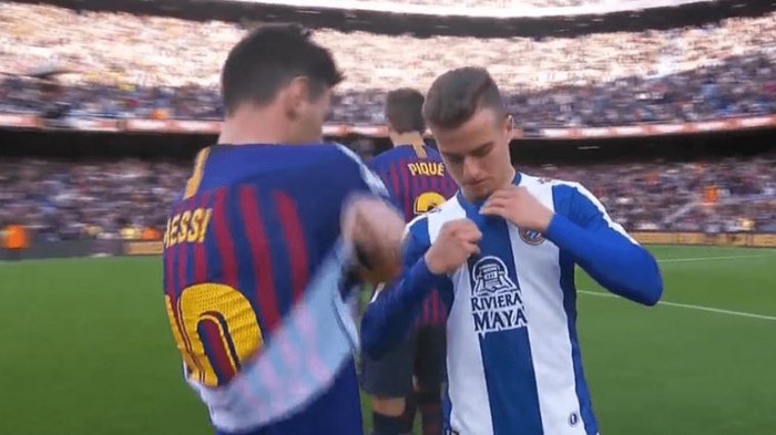 Cầu thủ trẻ bị fan đòi đuổi thẳng cổ vì trao đổi áo với Messi - Ảnh 1.