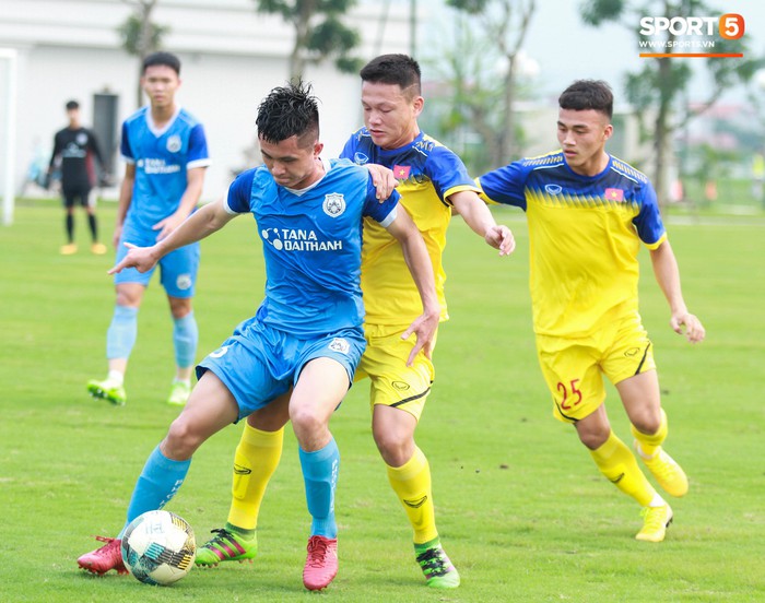 HLV trưởng U18 Việt Nam cực gắt khi học trò không tuân thủ chiến thuật ở trận gặp Phố Hiến FC - Ảnh 1.