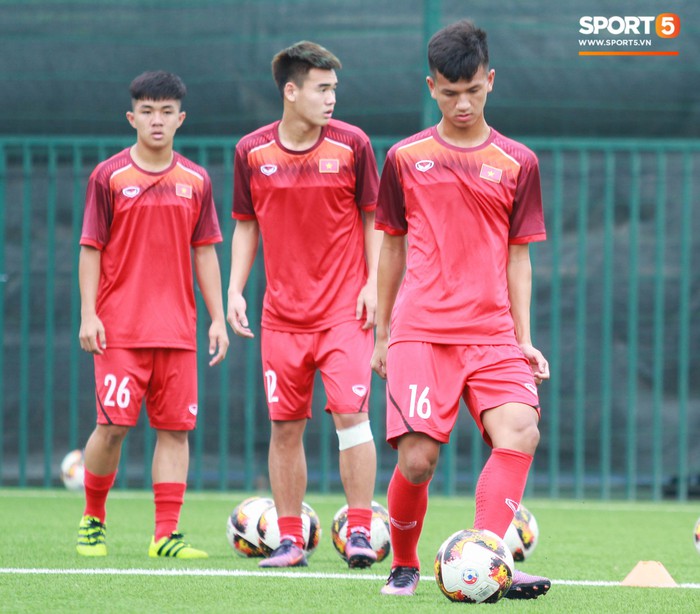 U18 Việt Nam hối hả tập luyện chuẩn bị cho giải Tứ hùng ở Trung Quốc - Ảnh 2.