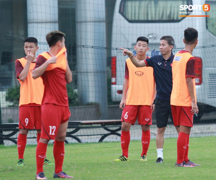 U18 Việt Nam hối hả tập luyện chuẩn bị cho giải Tứ hùng ở Trung Quốc - Ảnh 11.