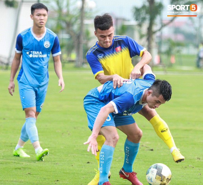 HLV trưởng U18 Việt Nam cực gắt khi học trò không tuân thủ chiến thuật ở trận gặp Phố Hiến FC - Ảnh 13.