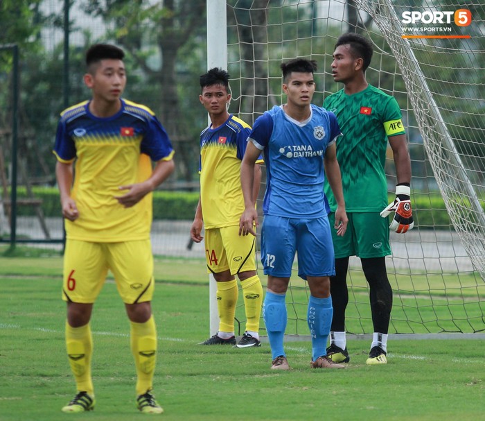 HLV trưởng U18 Việt Nam cực gắt khi học trò không tuân thủ chiến thuật ở trận gặp Phố Hiến FC - Ảnh 5.