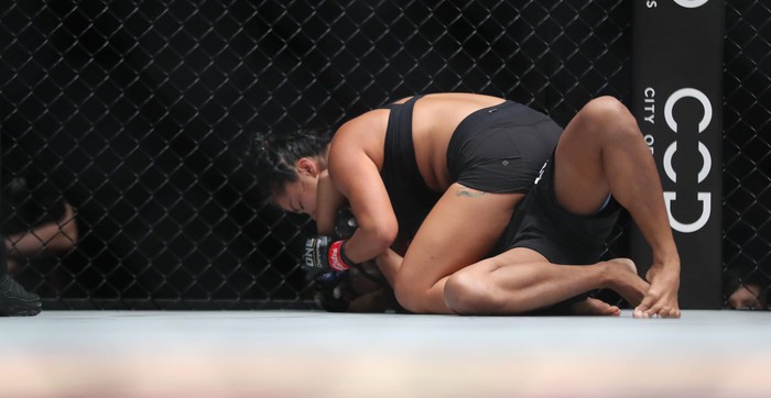 Nữ võ sĩ gốc Việt Bi Nguyễn bật khóc, hô vang Việt Nam sau khi giành chiến thắng lịch sử tại giải MMA lớn nhất châu Á - Ảnh 2.