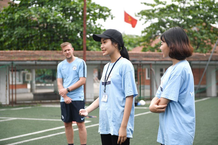 CLB Manchester City mở lớp dạy trẻ em Việt kỹ năng mềm thông qua bóng đá - Ảnh 1.