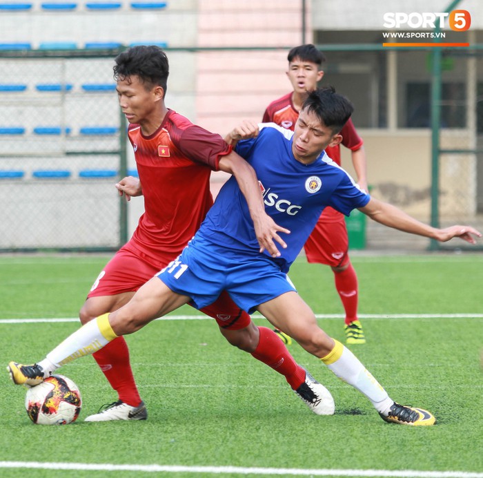 HLV Hoàng Anh Tuấn lấy Quang Hải, Văn Hậu làm tấm gương cho U18 Việt Nam - Ảnh 1.