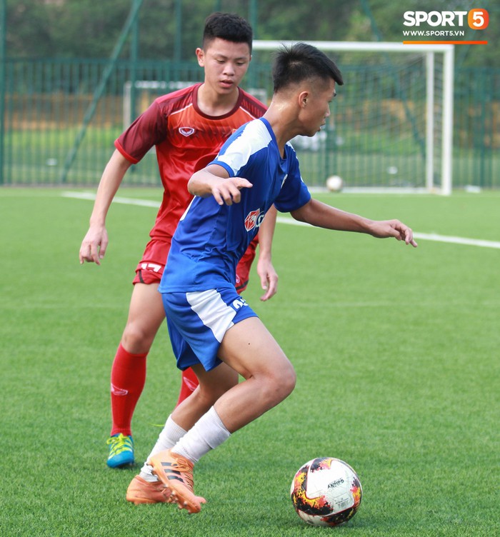 HLV Hoàng Anh Tuấn lấy Quang Hải, Văn Hậu làm tấm gương cho U18 Việt Nam - Ảnh 10.