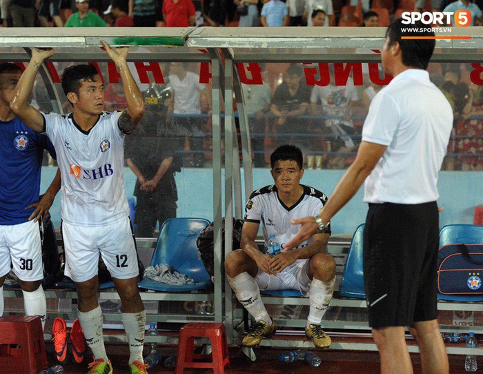 Chia điểm trong trận cầu thừa bạo lực, HLV Huỳnh Đức mắng xối xả các cầu thủ Đà Nẵng - Ảnh 4.