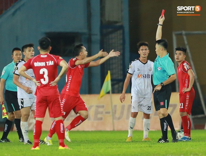 Chia điểm trong trận cầu thừa bạo lực, HLV Huỳnh Đức mắng xối xả các cầu thủ Đà Nẵng - Ảnh 7.