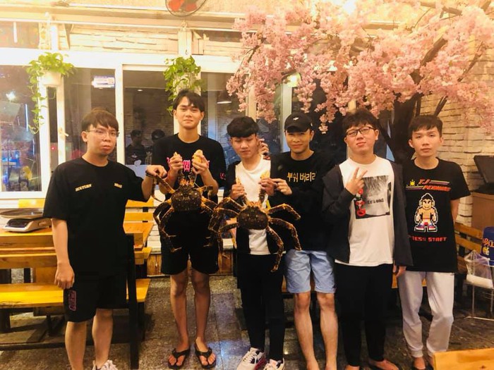 Phong Vũ Buffalo đi ăn sang chảnh mừng chức vô địch VCS, fan tá hỏa khi không thấy sao gánh team trong ảnh chụp chung - Ảnh 2.
