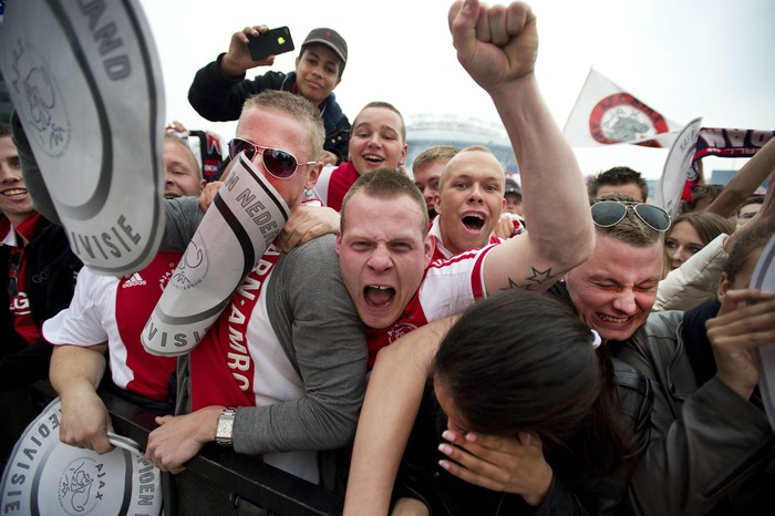 Hàng loạt fan Ajax bị trục xuất khỏi Italy vì mang vũ khí đi cổ vũ bóng đá - Ảnh 1.