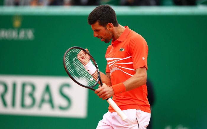 Djokovic nổi giận đập nát vợt, ném vợt về phía khán giả ở trận ra quân Monte Carlo Masters - Ảnh 3.