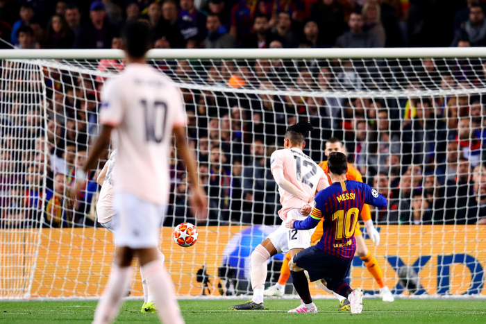 Messi thừa nhận thần may mắn giúp anh ghi 2 bàn vào lưới MU - Ảnh 1.