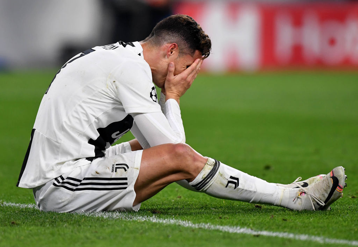 Ám ảnh khoảnh khắc Ronaldo ôm mặt buồn bã đến bất lực: Trong bóng đá, một cánh én đôi khi không thể làm nên được mùa xuân - Ảnh 1.