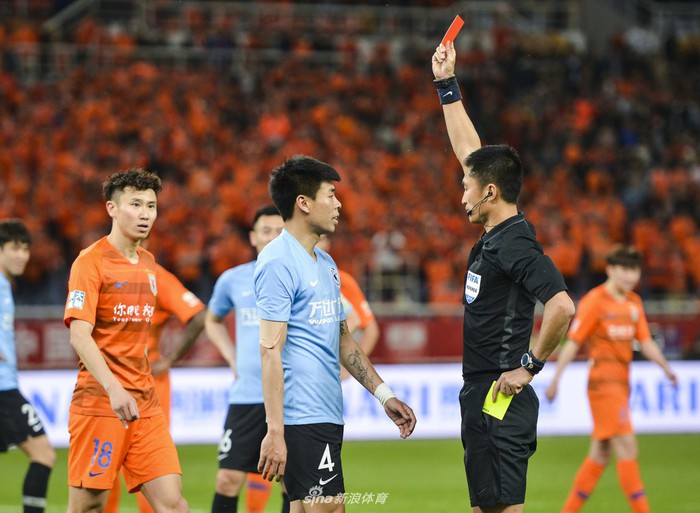Sốc: Cầu thủ Trung Quốc mất bình tĩnh, nhận thẻ đỏ trực tiếp sau khi móc mũi, tát đối thủ ngay trên sân - Ảnh 2.