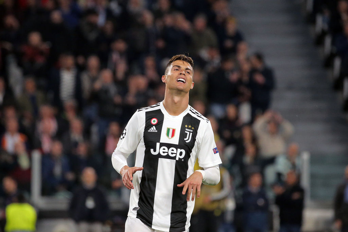 Ám ảnh khoảnh khắc Ronaldo ôm mặt buồn bã đến bất lực: Trong bóng đá, một cánh én đôi khi không thể làm nên được mùa xuân - Ảnh 5.
