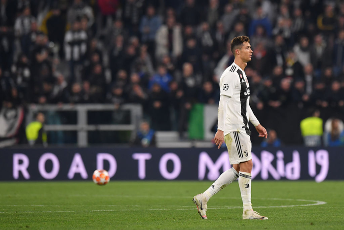 Ám ảnh khoảnh khắc Ronaldo ôm mặt buồn bã đến bất lực: Trong bóng đá, một cánh én đôi khi không thể làm nên được mùa xuân - Ảnh 7.