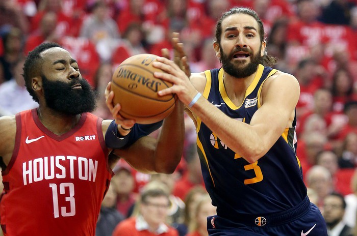 Thả nhẹ triple-double vào rổ Jazz, James Harden chưa có dấu hiệu hạ nhiệt - Ảnh 2.