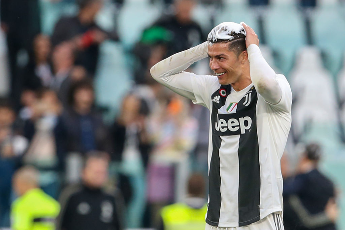 Ronaldo trở thành tâm điểm của màn ăn mừng vô địch có một không hai - Ảnh 7.
