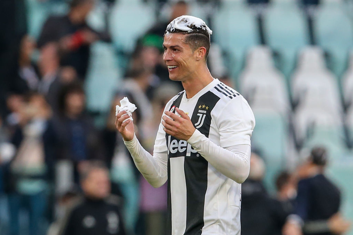 Ronaldo trở thành tâm điểm của màn ăn mừng vô địch có một không hai - Ảnh 8.