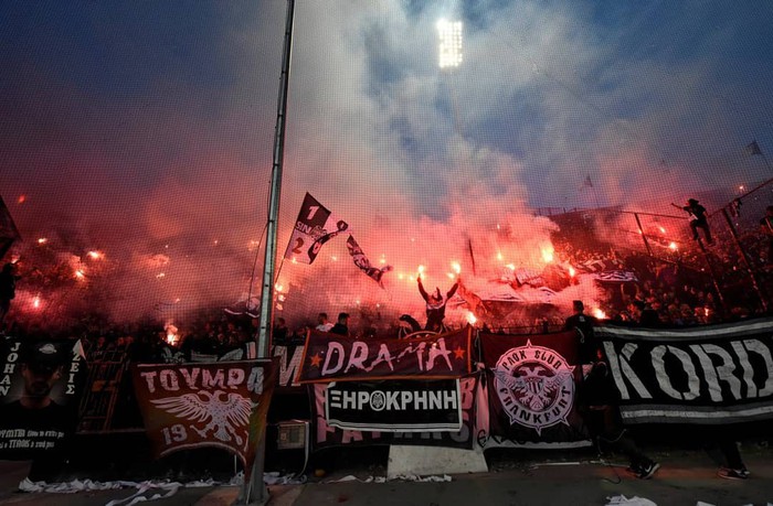 CĐV đội bóng Hy Lạp đốt hàng nghìn quả pháo sáng, biến sân nhà thành biển lửa để ăn mừng cúp vô địch sau 34 năm chờ đợi - Ảnh 4.
