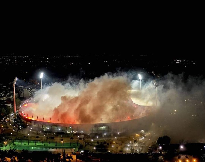 CĐV đội bóng Hy Lạp đốt hàng nghìn quả pháo sáng, biến sân nhà thành biển lửa để ăn mừng cúp vô địch sau 34 năm chờ đợi - Ảnh 6.