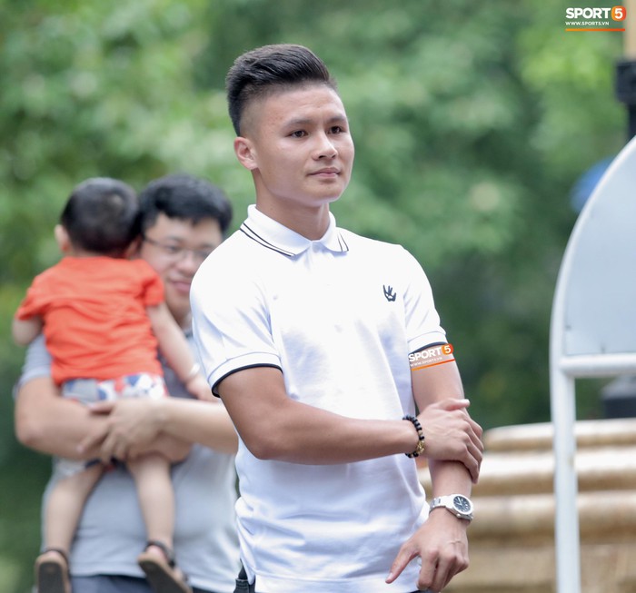 Quang Hải, Đình Trọng cùng dàn cầu thủ Hà Nội hóa soái ca áo trắng đến dự lễ cưới Hùng Dũng - Ảnh 5.