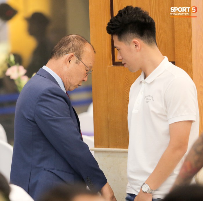 HLV Park Hang-seo gặp riêng Đình Trọng ở đám cưới Đỗ Hùng Dũng - Ảnh 3.