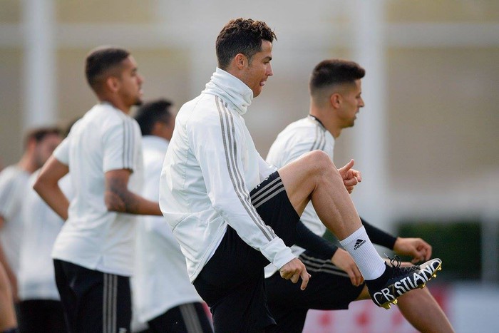 Cristiano Ronaldo khoe “vũ khí mới” cực độc trên sân tập - Ảnh 1.