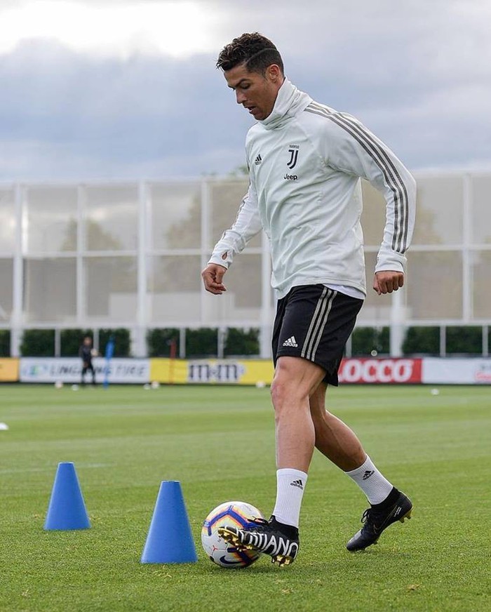 Cristiano Ronaldo khoe “vũ khí mới” cực độc trên sân tập - Ảnh 2.